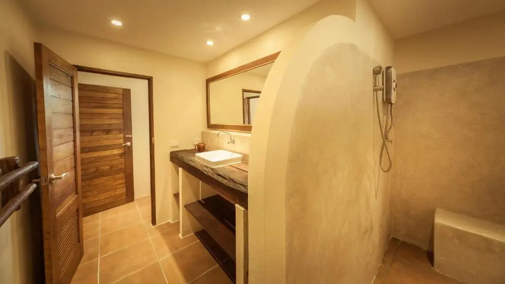 Baan Bai Mai, 2 villas, 8 bedrooms for 16 guests