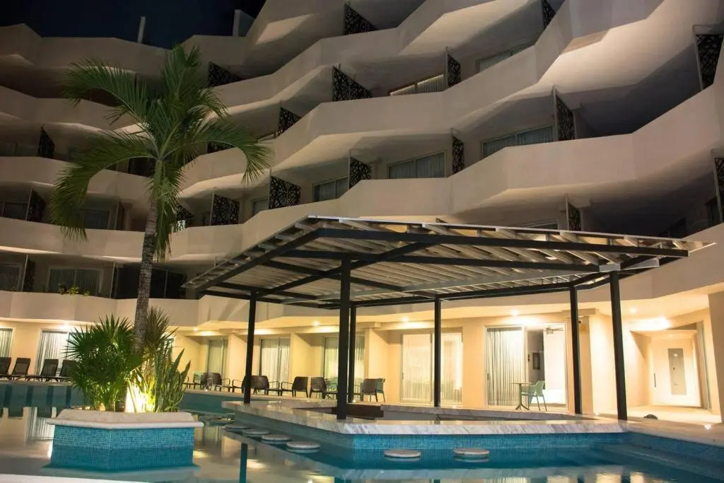 G012S-Esther Gallery Luxury Condo. The Jewel of downtown