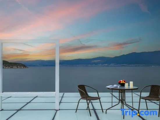 Erhai No.1 | Seaview Azure Skywalk Vacation Boutique Stay (Dali Haidong Town Ideal City)