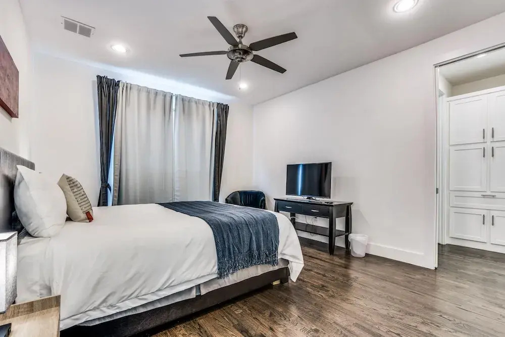 Cozysuites Luxe 3BR Uptown Home Great Rooftop