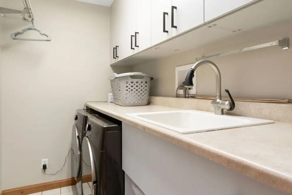 405 Greenway Circle 4 Bedroom Home by RedAwning