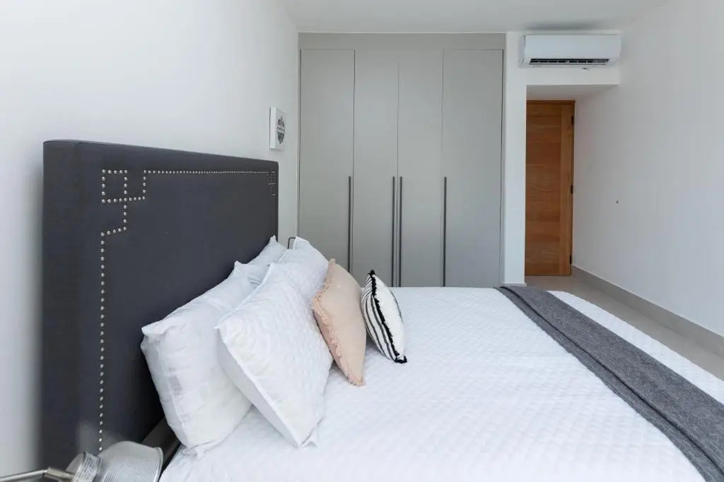 1 Bedroom Apt with Pool, 5 Minutes From Beach