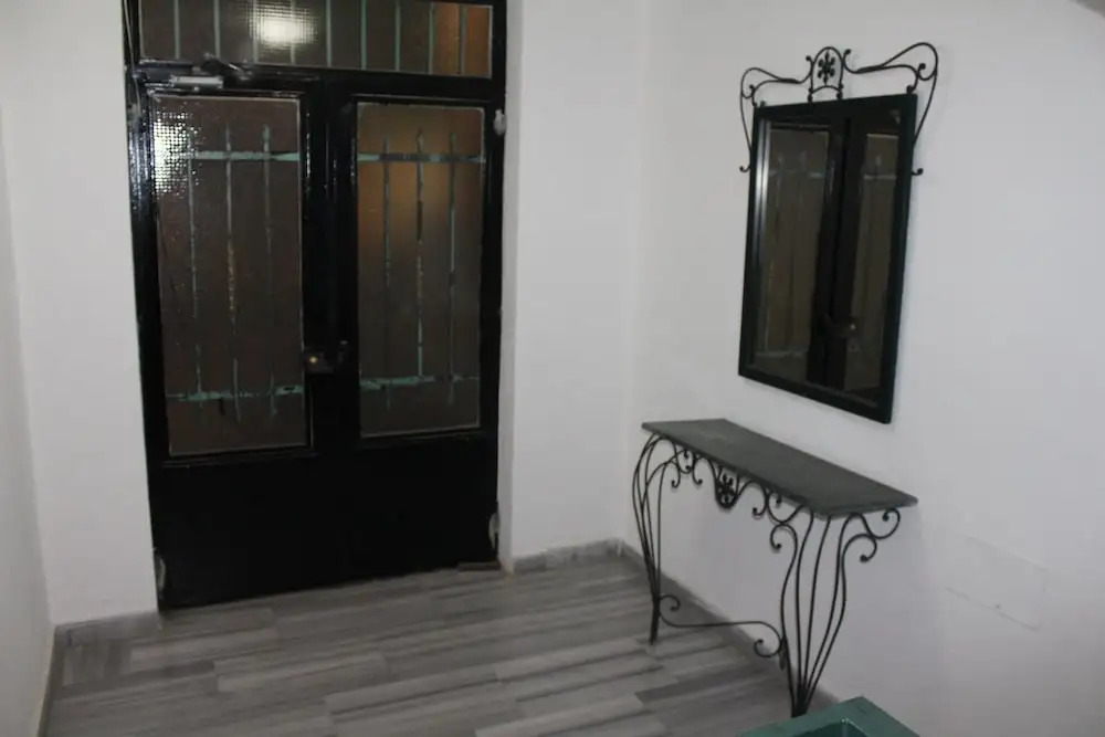 Beautiful 2 BR Apt Quiet & Private