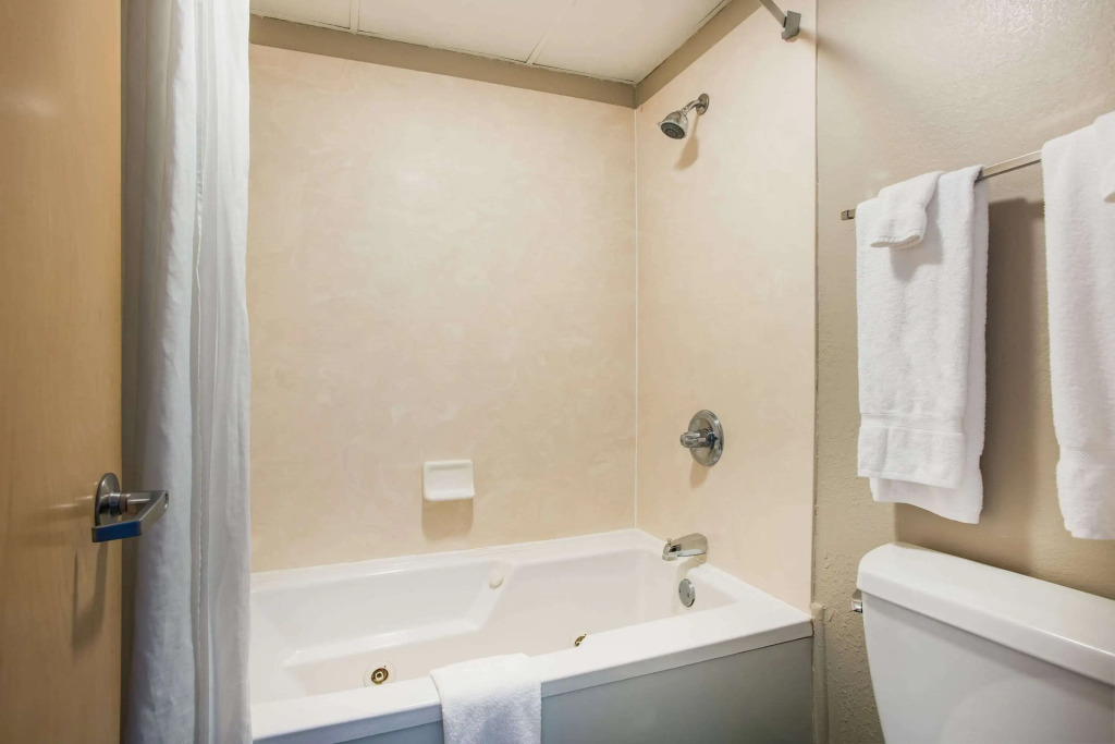 Super 8 by Wyndham Sevierville Riverside