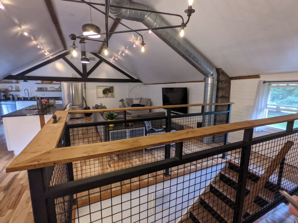 Hay Loft Apartment in Barn - Goshen