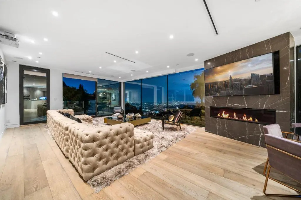 Modern Smart Home With Spectacular Views