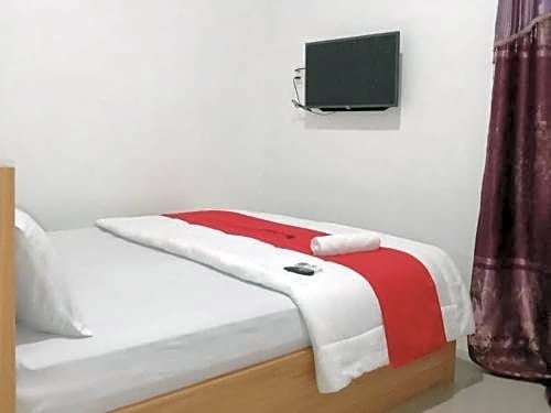 RedDoorz near Brastagi Supermarket Medan
