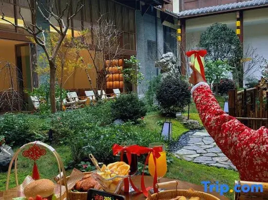 Quxiang Yazhu Chufeng Courtyard Homestay (Jiuge Alley)