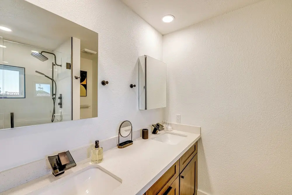 Modern Scottsdale Townhome w/ Heated Pool Access