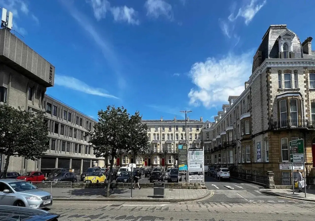 Raglan 3 Town Centre Modern Free Parking