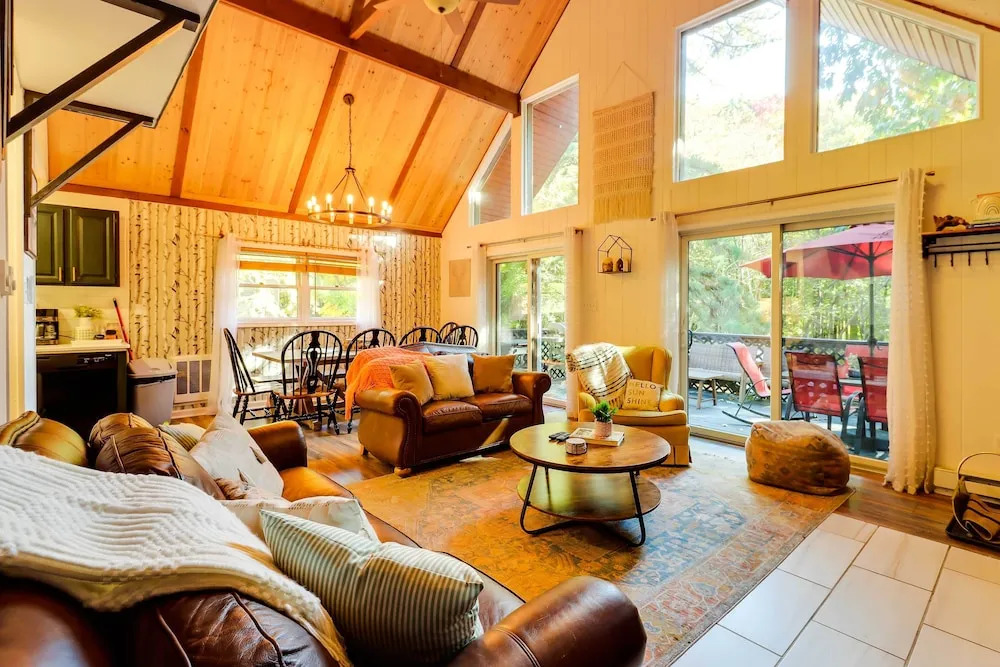 3 Mi to Slopes! Poconos Chalet w/ Hot Tub & Sauna