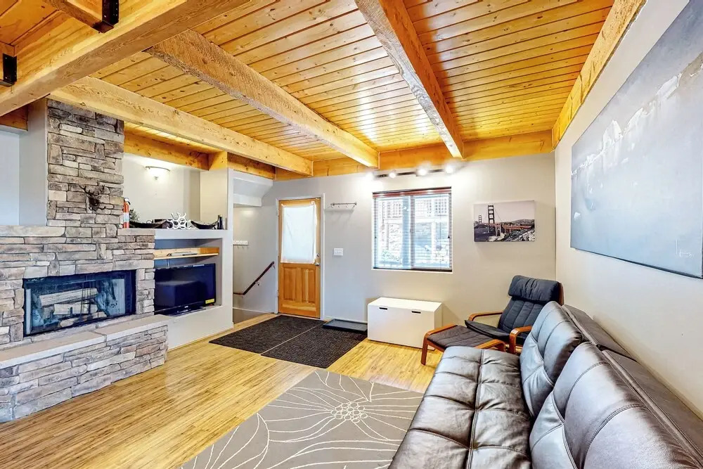 3BR w/ Views, Ping-pong, Deck, & Fireplaces