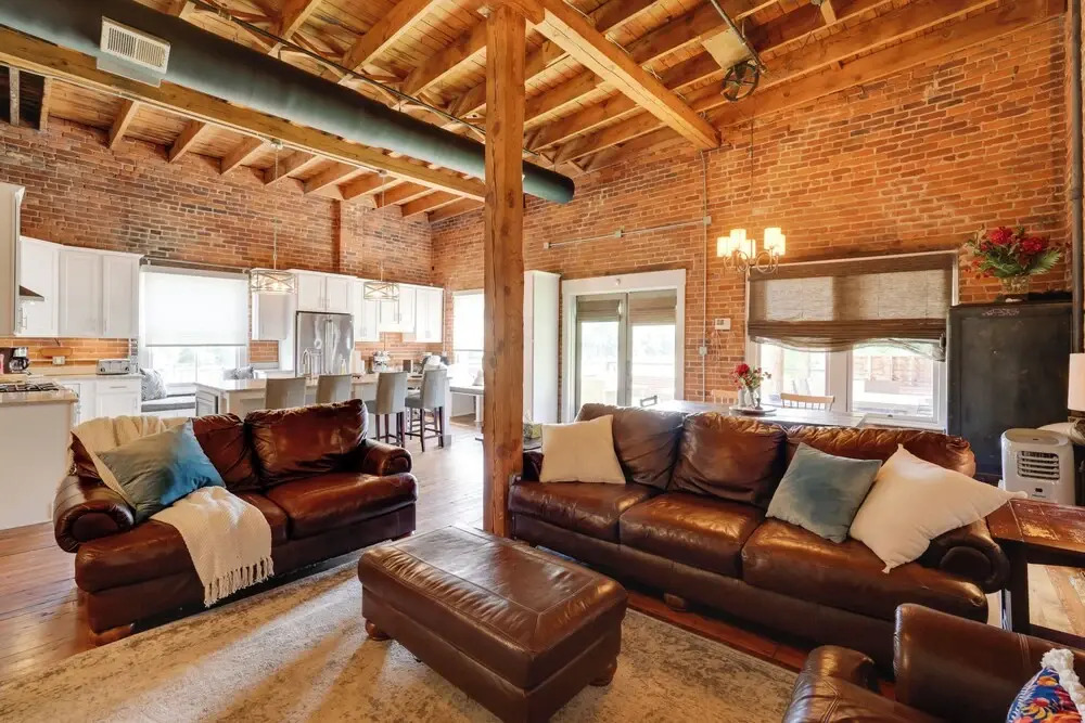 Dtwn Lynchburg Apt w/ Shared Deck: Pets Welcome!
