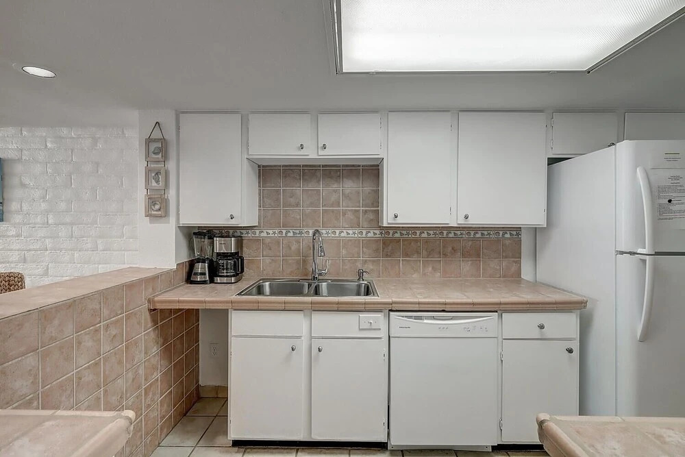 Sunny Beaches 3 Bedroom Condo by RedAwning