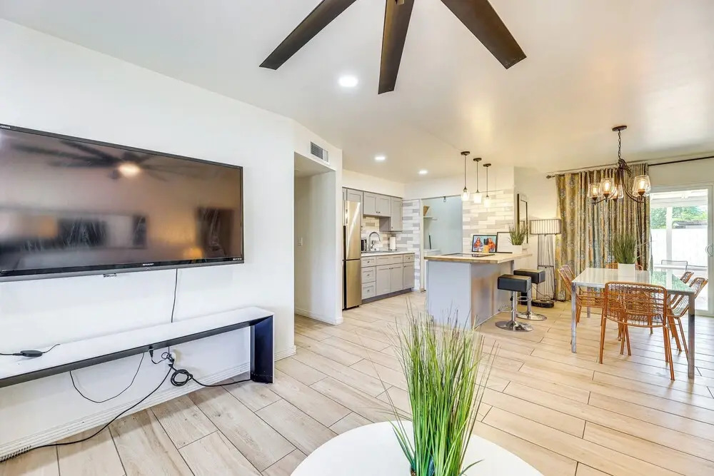 3 Mi to Dtwn Mesa: Home w/ Fenced Backyard!