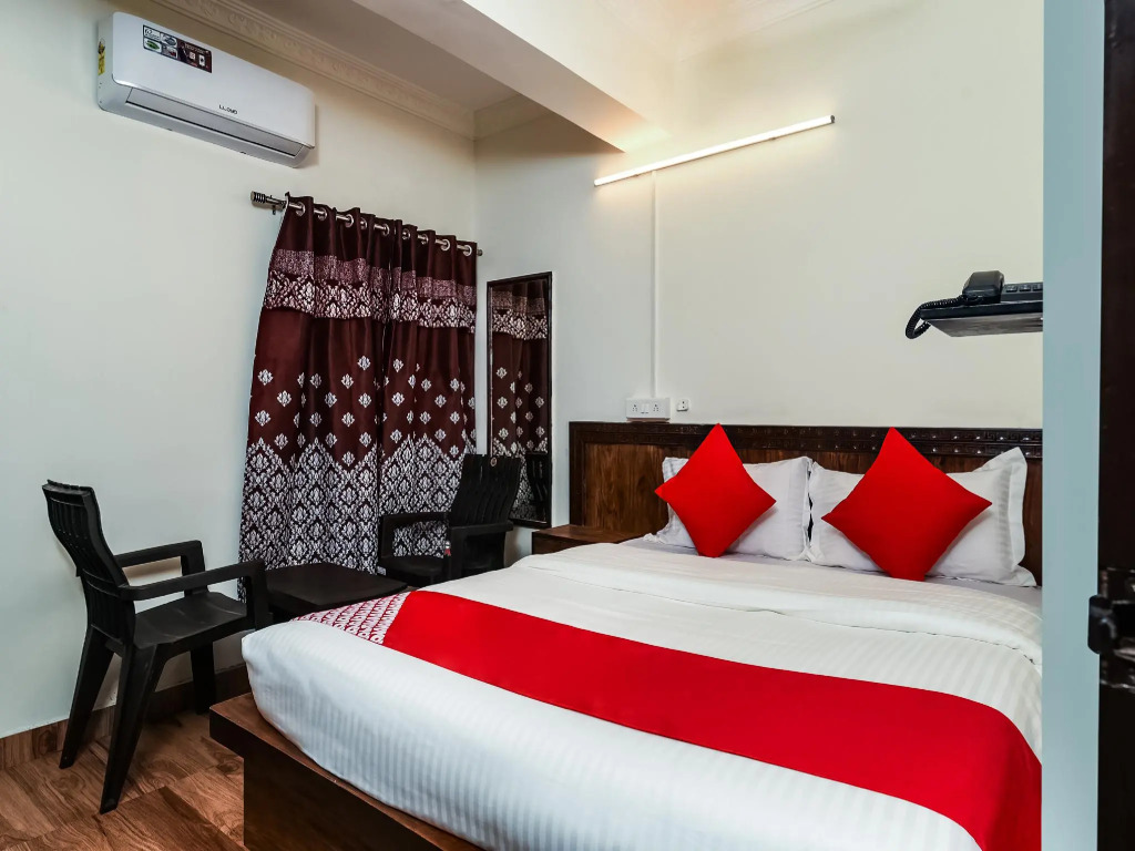 Collection O 24414 Hotel Naidu Grand Rooms