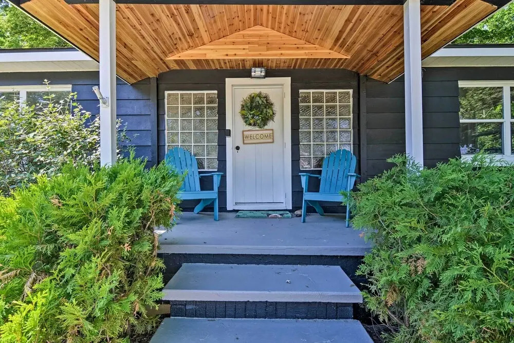 Stylish Dog-friendly Bungalow: Steps to Elk Lake