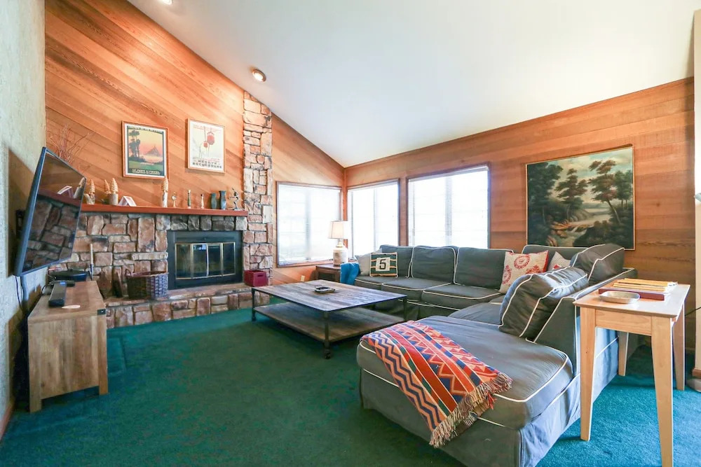 Sierra Megeve 8 Cozy Yet Spacious Condo, Just A Short Walk To Canyon Lodge by RedAwning