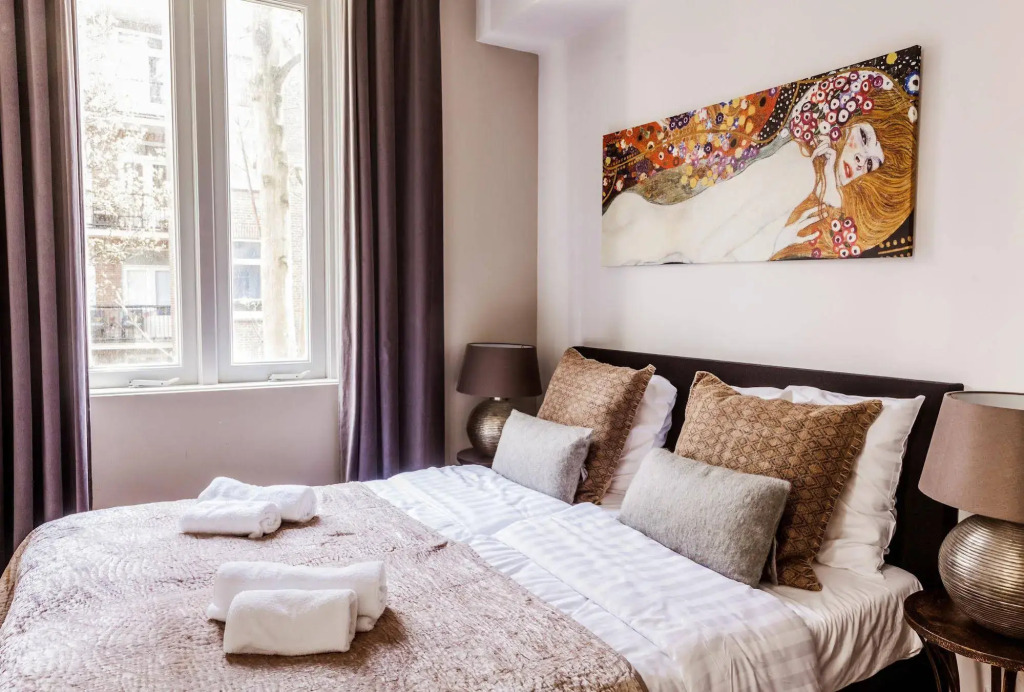 Livia's Hideaway: Elegant Canal