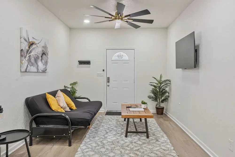Glorius Amazing 2br/1ba Stay Near Lively Downtown!