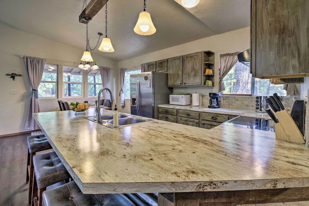 Private Cabin, 5-min Drive to Hot Springs & Golf!