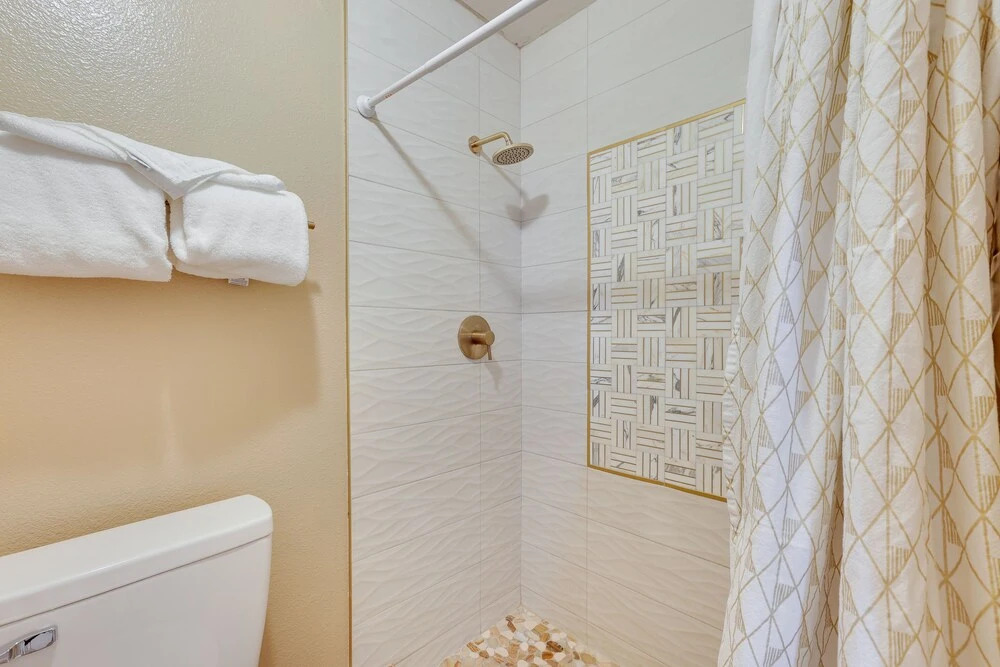 Pool, Patio & Fireplace: Glendale Oasis!
