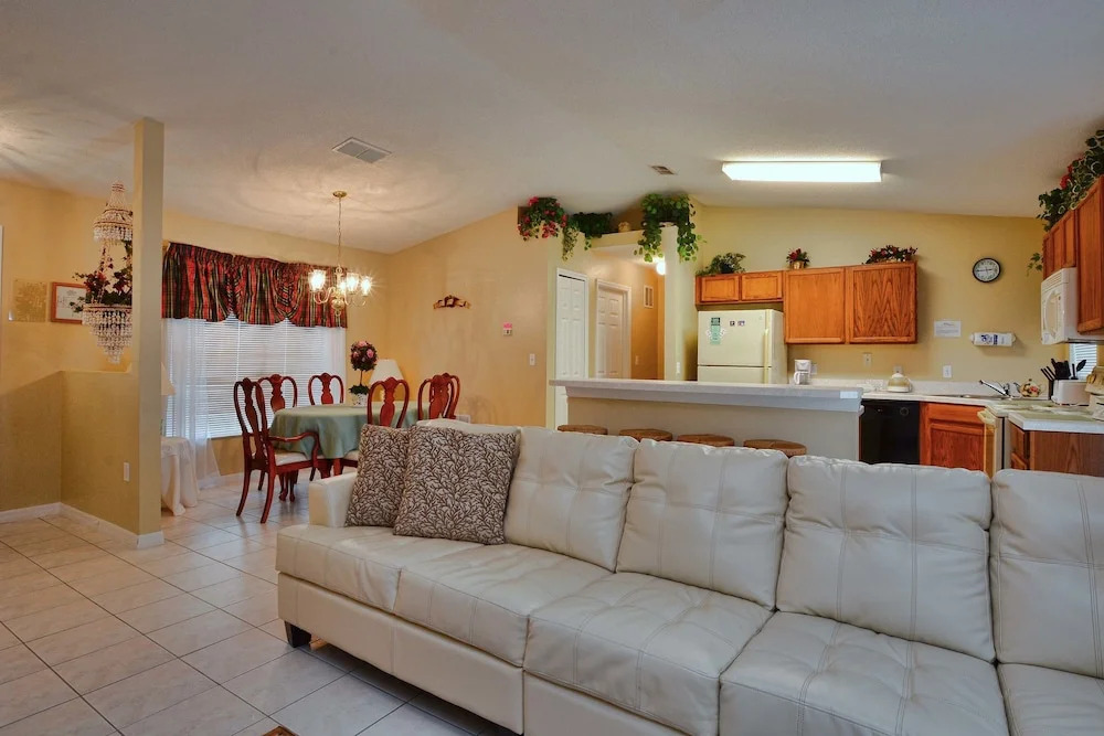 Greater Groves 3 Bedroom House w Pool - 5205GG