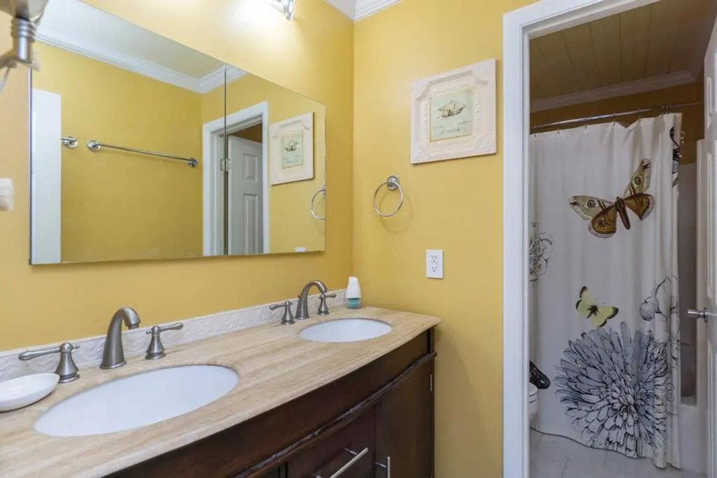 Breezy Oaks by Oak Island Accommodations