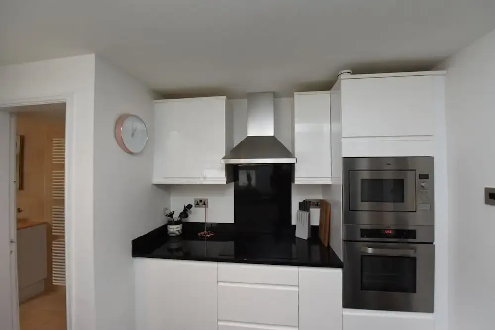 "Honeysuckle House Chester" by Greenstay Serviced Accommodation - Large 3 Bed House, Sleeps 6, Perfect For Contractors, Business Travellers, Families & Groups