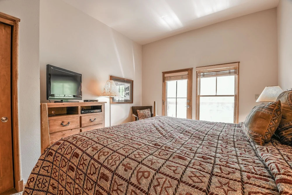 Jack Pine 8008 by SummitCove Vacation Lodging