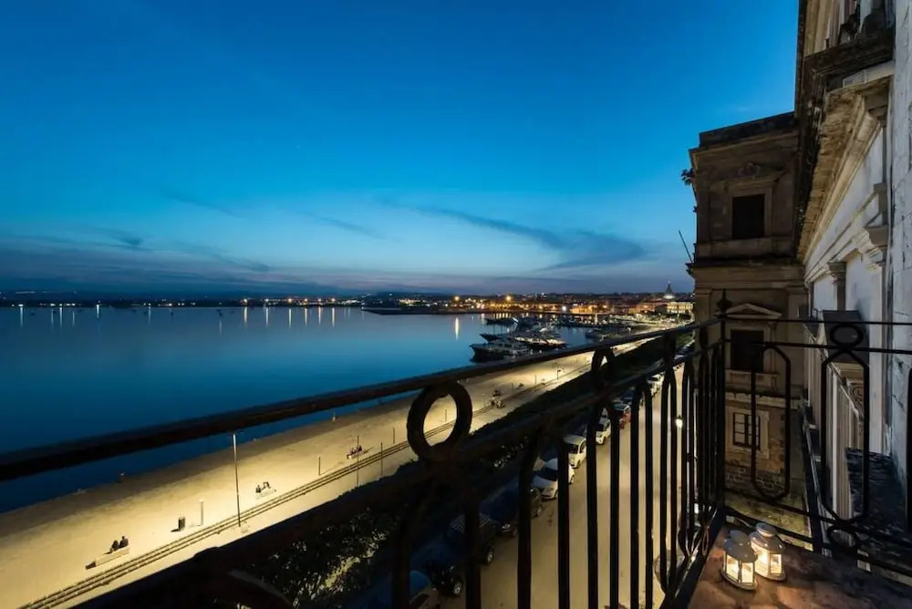 Duomo sea Side Deluxe Apartment