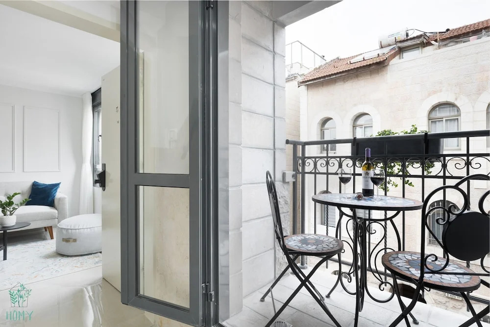 ALMA City Center Classical Apartments by HOMY