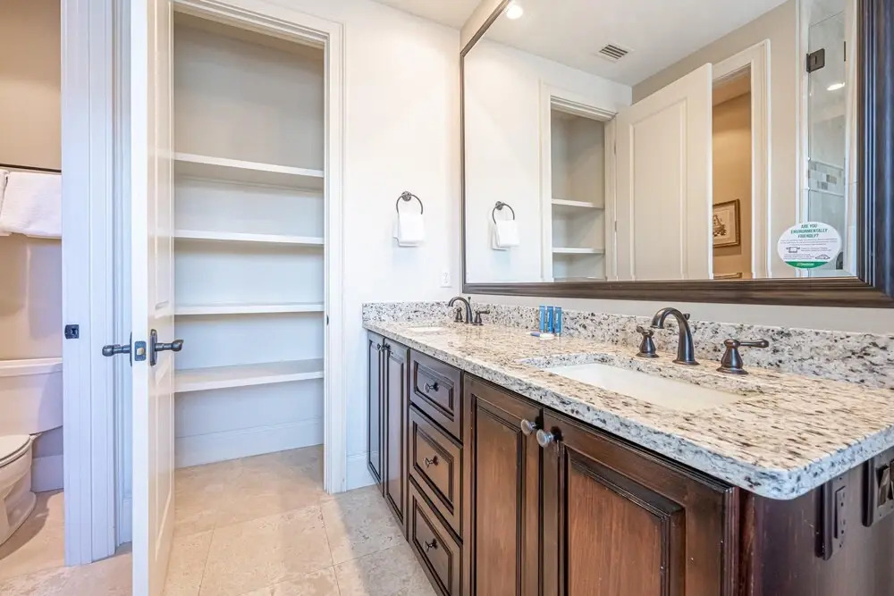 Villa Lago 1975 S2G 4BR 4BA 10
