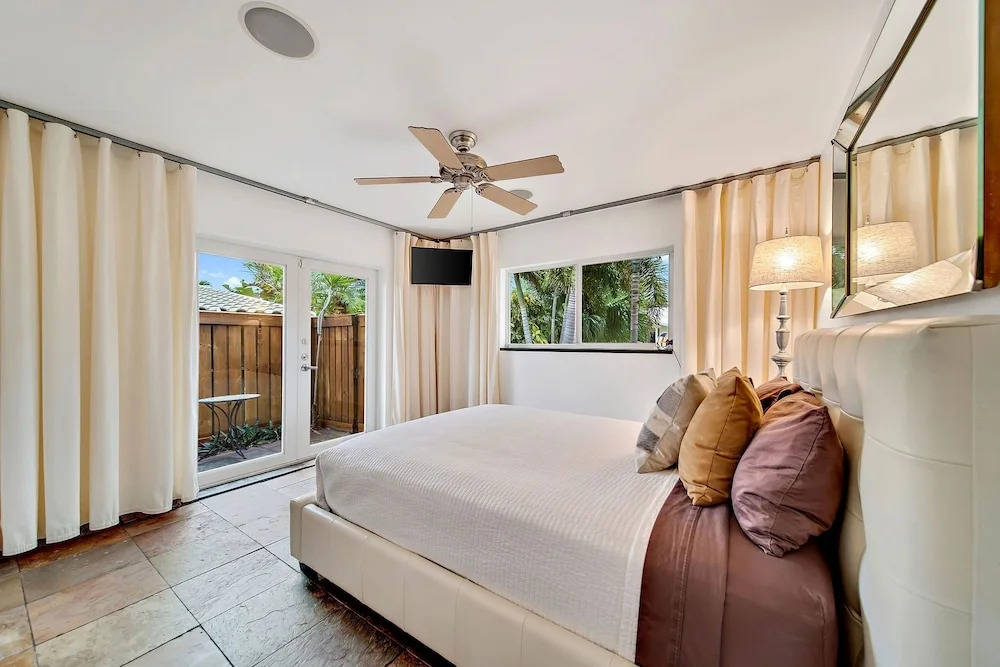 Upscale Modern Beach W/ Saltwater Pool 3 Bedroom Home
