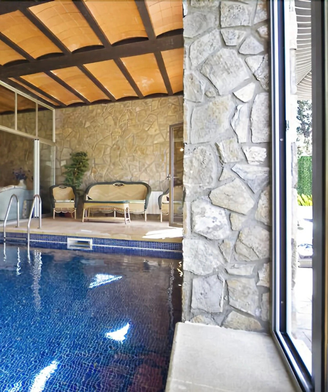 Chalet con piscina interior y sauna