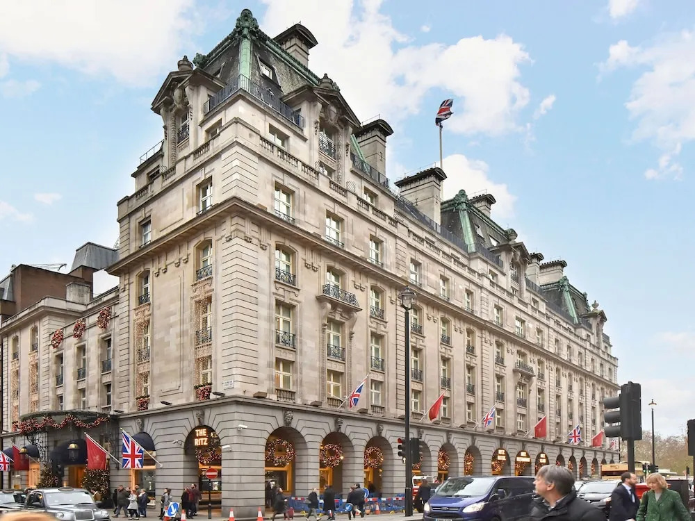 Plush Apartment in London near Piccadilly Circus and Chanel