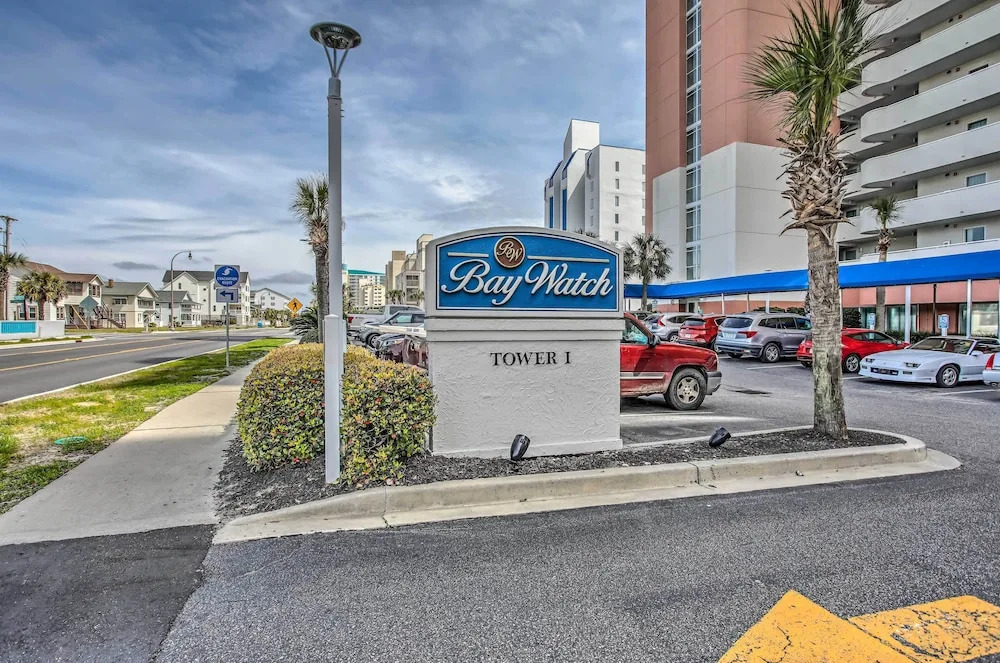 2 Mi to Barefoot Landing: Beachfront Resort Studio