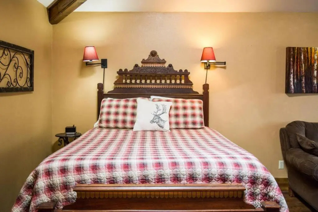 1 Bedroom Suite with fireplace Dogs OK