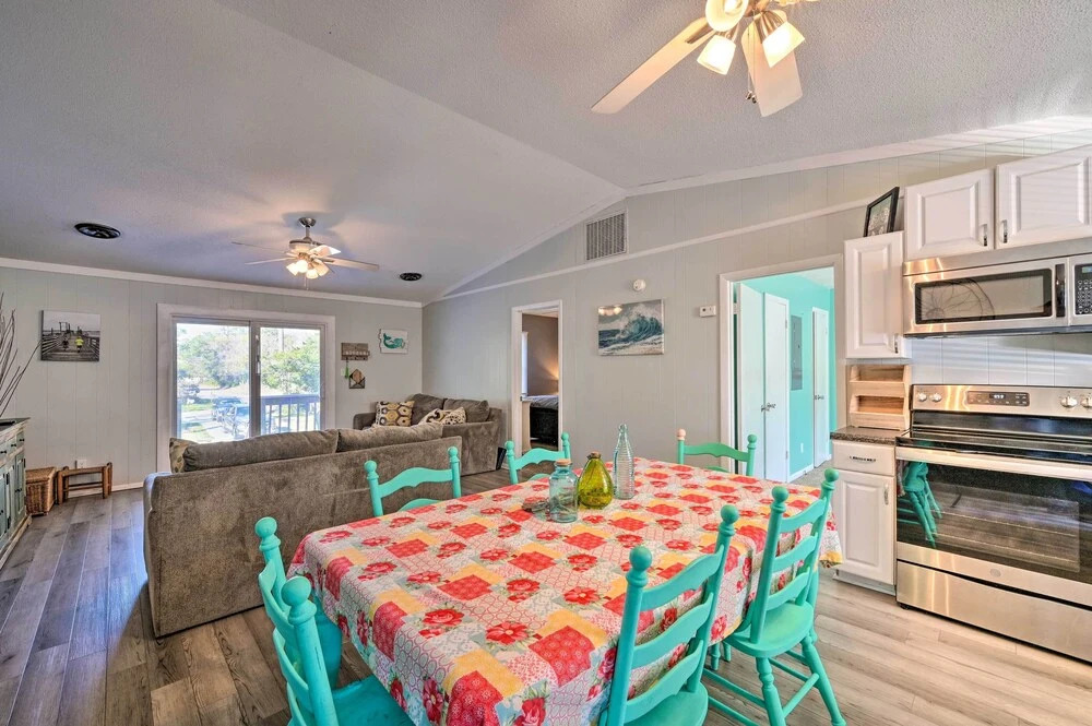 Emerald Isle Escape: Walk to Ocean
