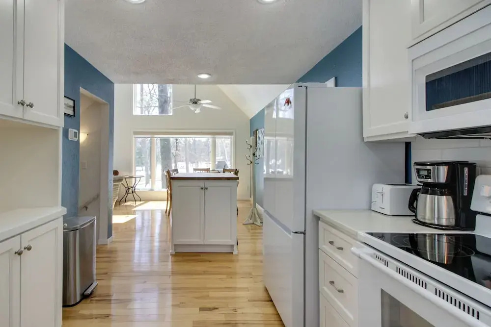 Breezy Point Cabin: Deck w/ Golf Course Views