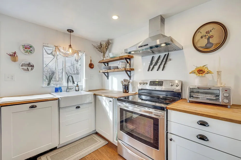 Colorado Springs Home: Balcony w/ Mountain Views!
