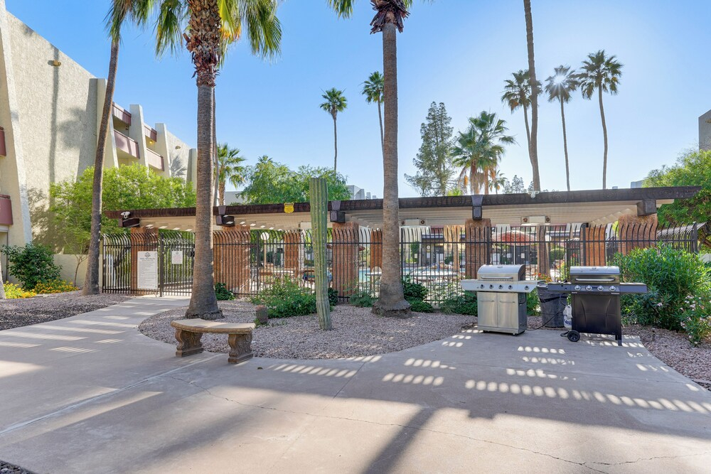 Easy Living in Old Town: Condo w/ Pool Access