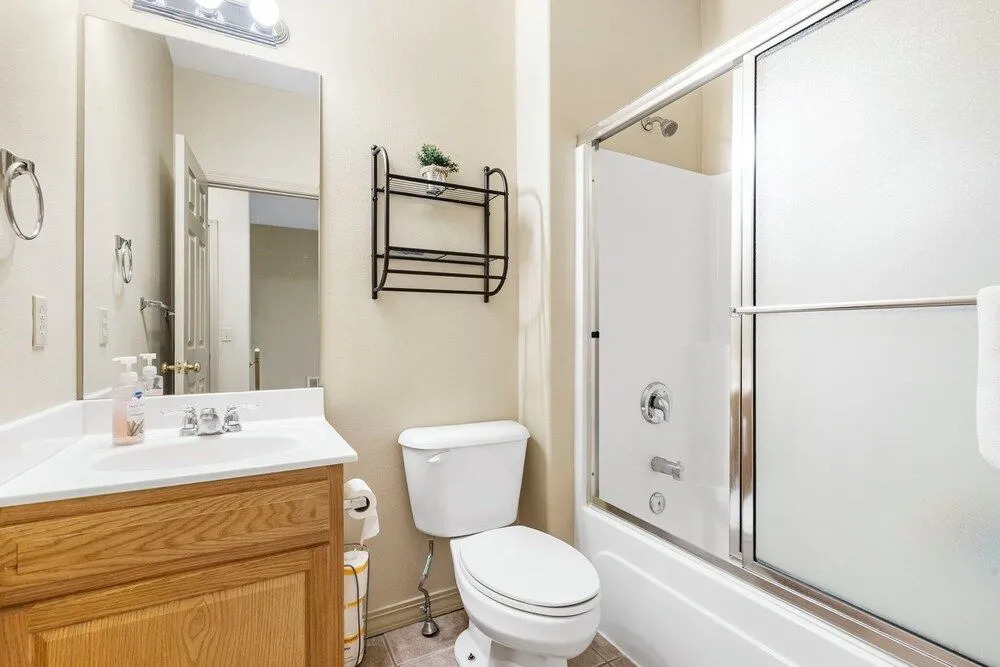 Honey Bee Inn w - Communal Amenities & More!