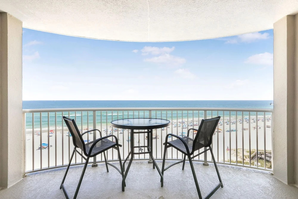 Tradewinds 602- Beachfront Heated Indoor Pool Sleeps 6