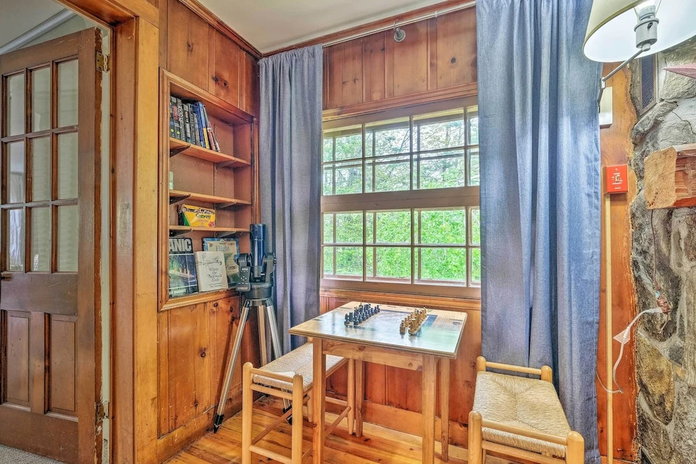 Charming Wilmington Cabin, 8 Mi. to Mt Snow!