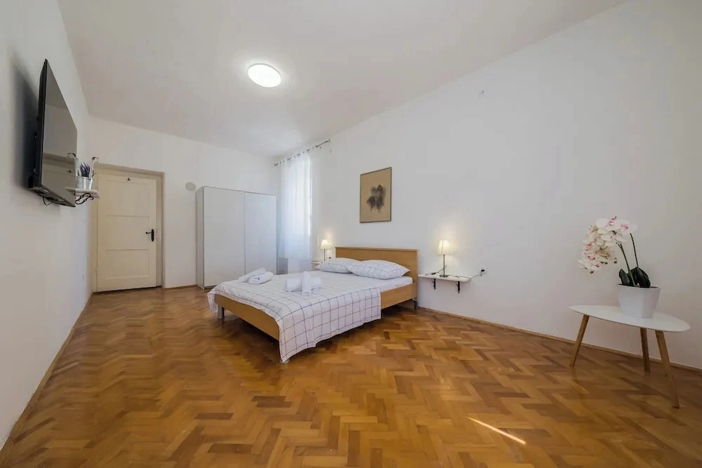 A 2 - Spacious apt on Seafront With the sea View