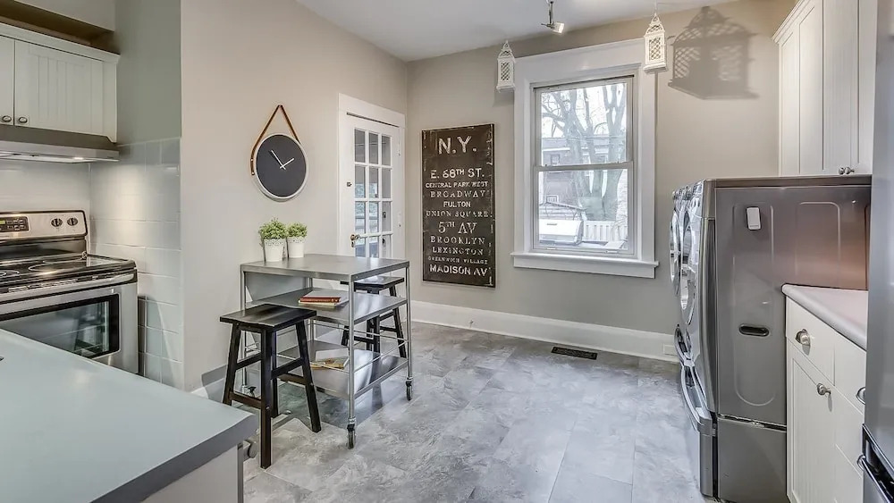Applewood Suites - 4 BDRM Danforth House