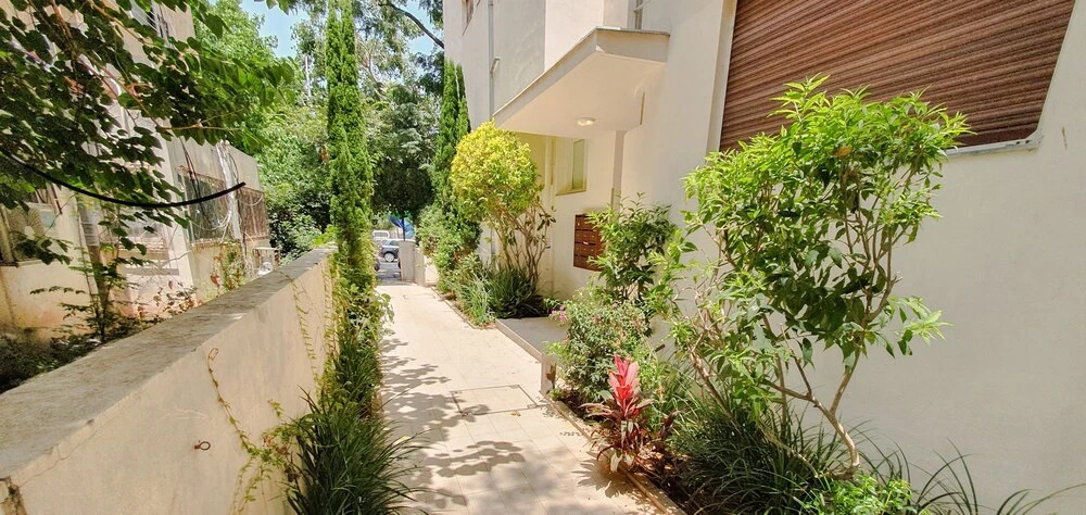 Charming 2BDR apt W Private Garden TL41