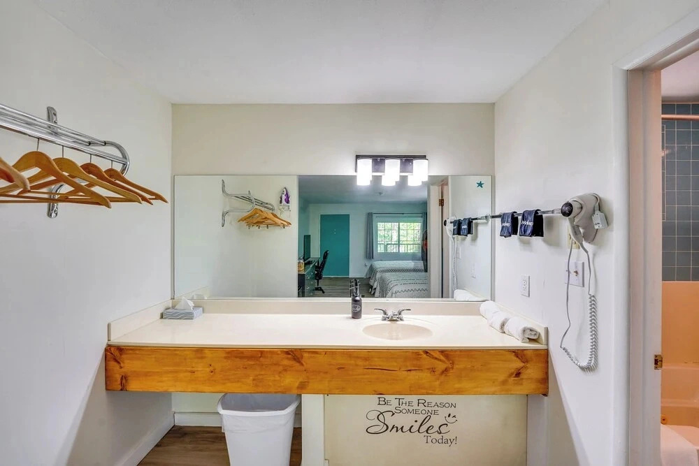 1 Mi to Dtwn! Eureka Springs Studio, Shared Patio