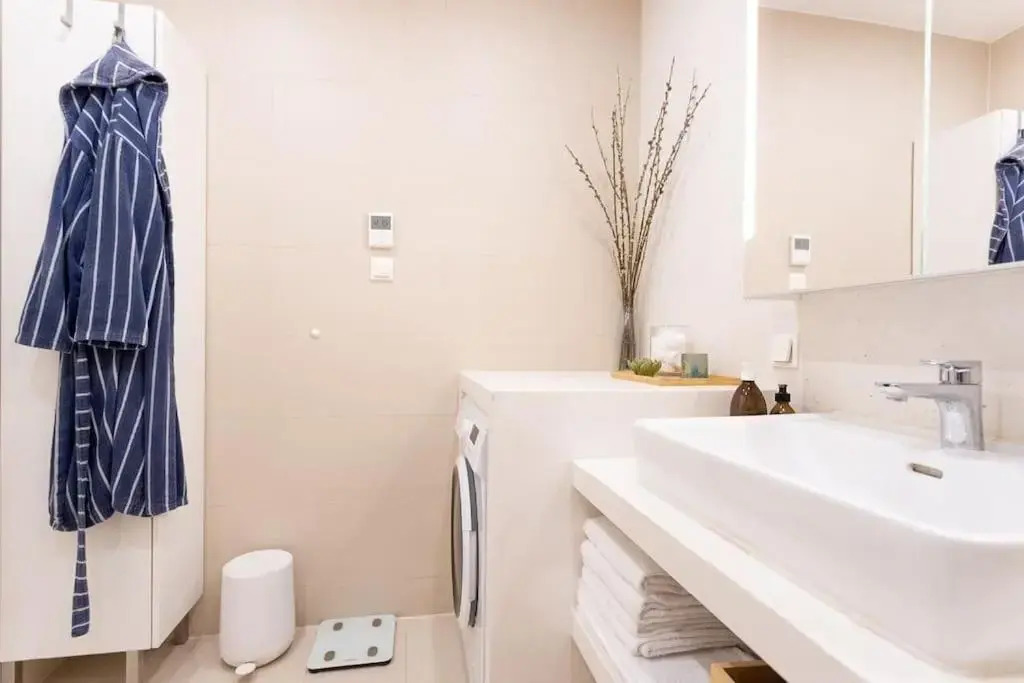 Dream Apartment - central and quiet with AC and free parking garage